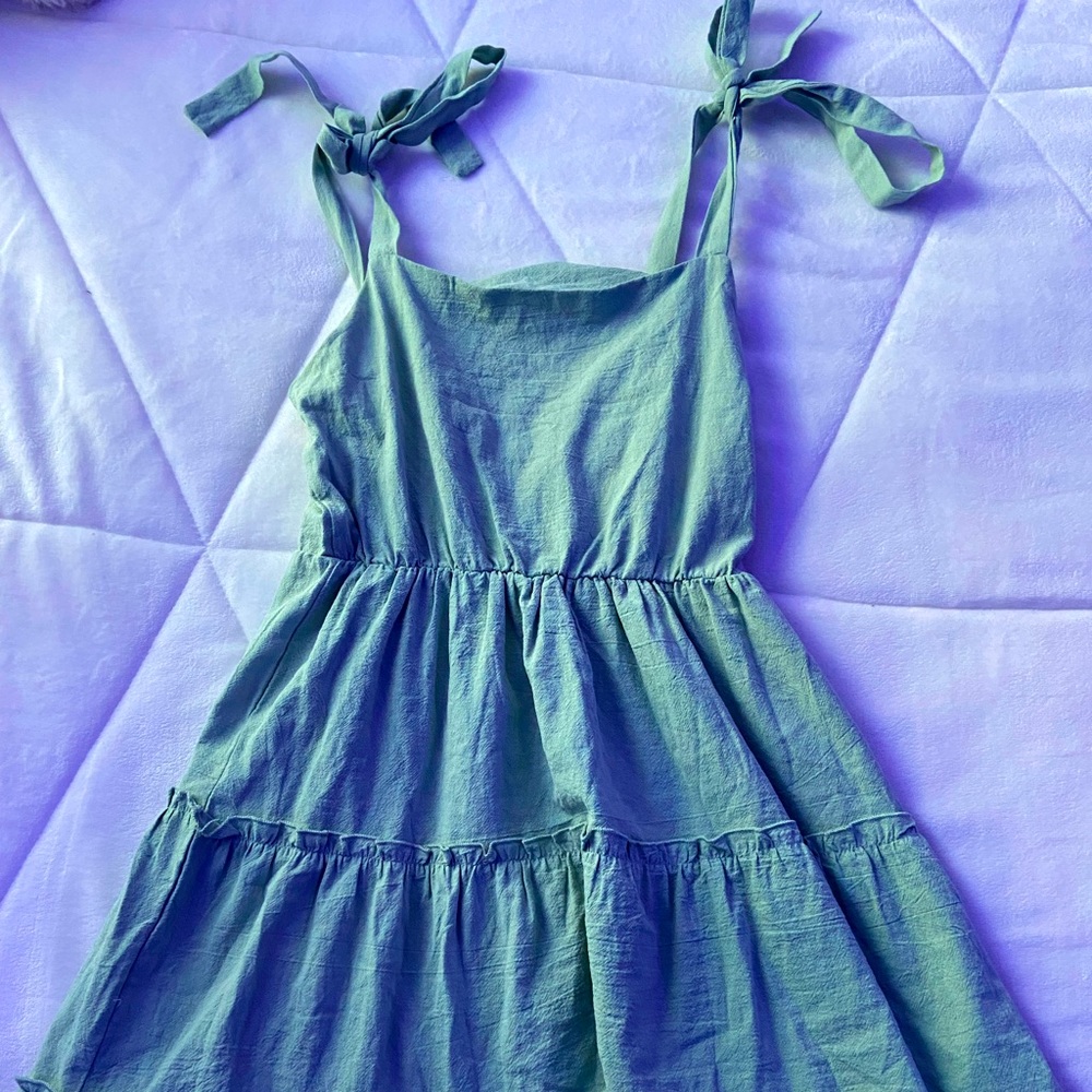 GREEN TIE FLOWY DRESS